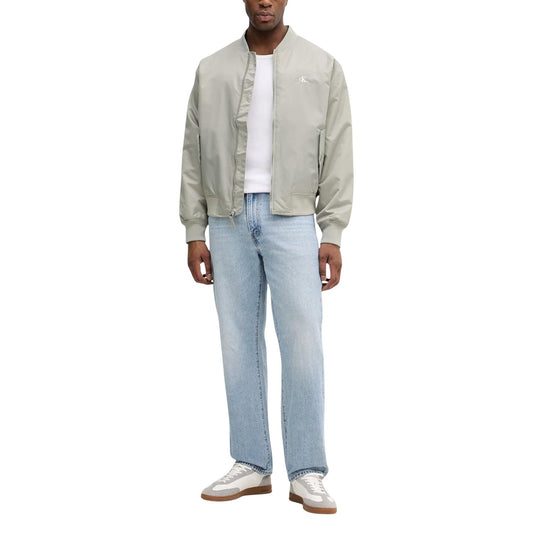 Bomber verde Calvin Klein Jeans HERO; 100% poliammide, chiusura a zip, tasche con patta, colletto coreana. Vestibilità regolare. Figura intera