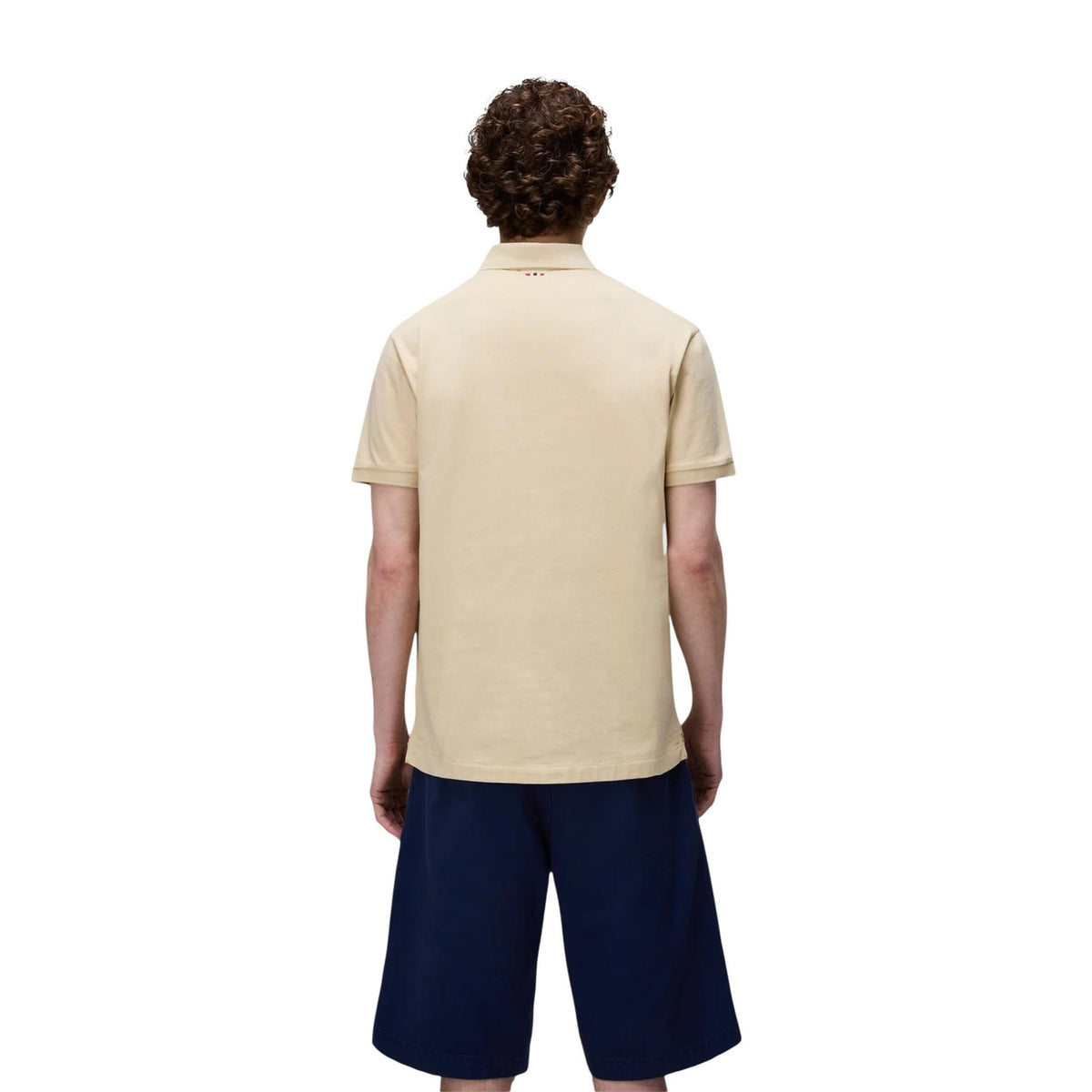 Napapijri Elbas Jersey Polo; 100% cotone, maniche corte, logo ricamato. La polo essenziale e confortevole per un guardaroba contemporaneo. Colore crema vista posteriore