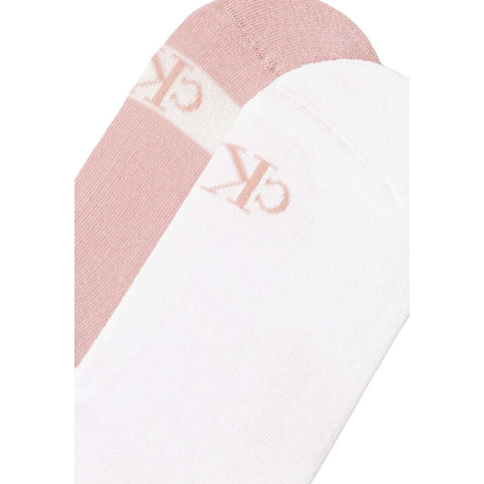 Pack 2 Paia Calze Sneaker CK Jeans Glossy; Bianco/Rosa. 63% Cotone, 10% Viscosa, 27% Fibre tecniche. Effetto leggermente lucido, logo tono su tono, vestibilità comfort 4 stagioni. Dettaglio logo