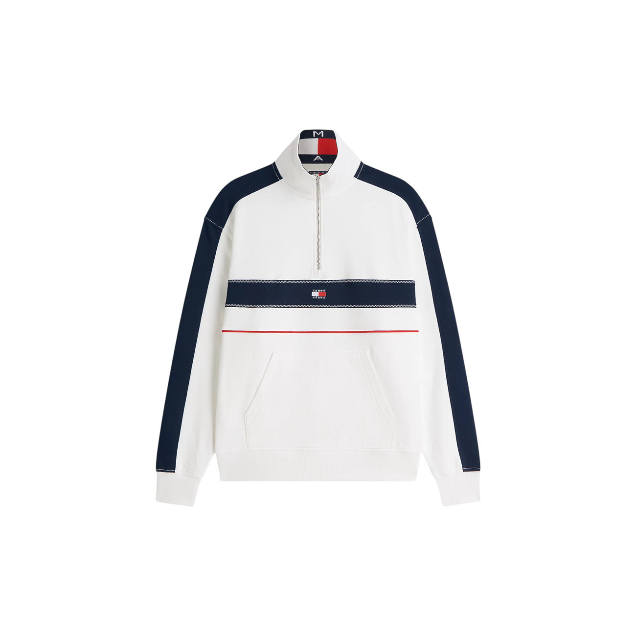 Felpa Uomo Tommy Jeans; Bianco e Multicolore. Tessuto in spugna di cotone organico, taglio relaxed fit con spalle scese, collo a imbuto con mezza zip e tasca a marsupio. Logo badge frontale, stile street-wear 4 stagioni. Vista stesa