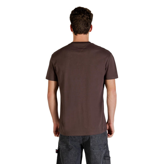 T-shirt Tommy Jeans Marrone; 100% Cotone Organico. Girocollo, maniche corte, colore Dark Brown. Maglia uomo sostenibile, traspirante e di alta qualità. Vista posteriore