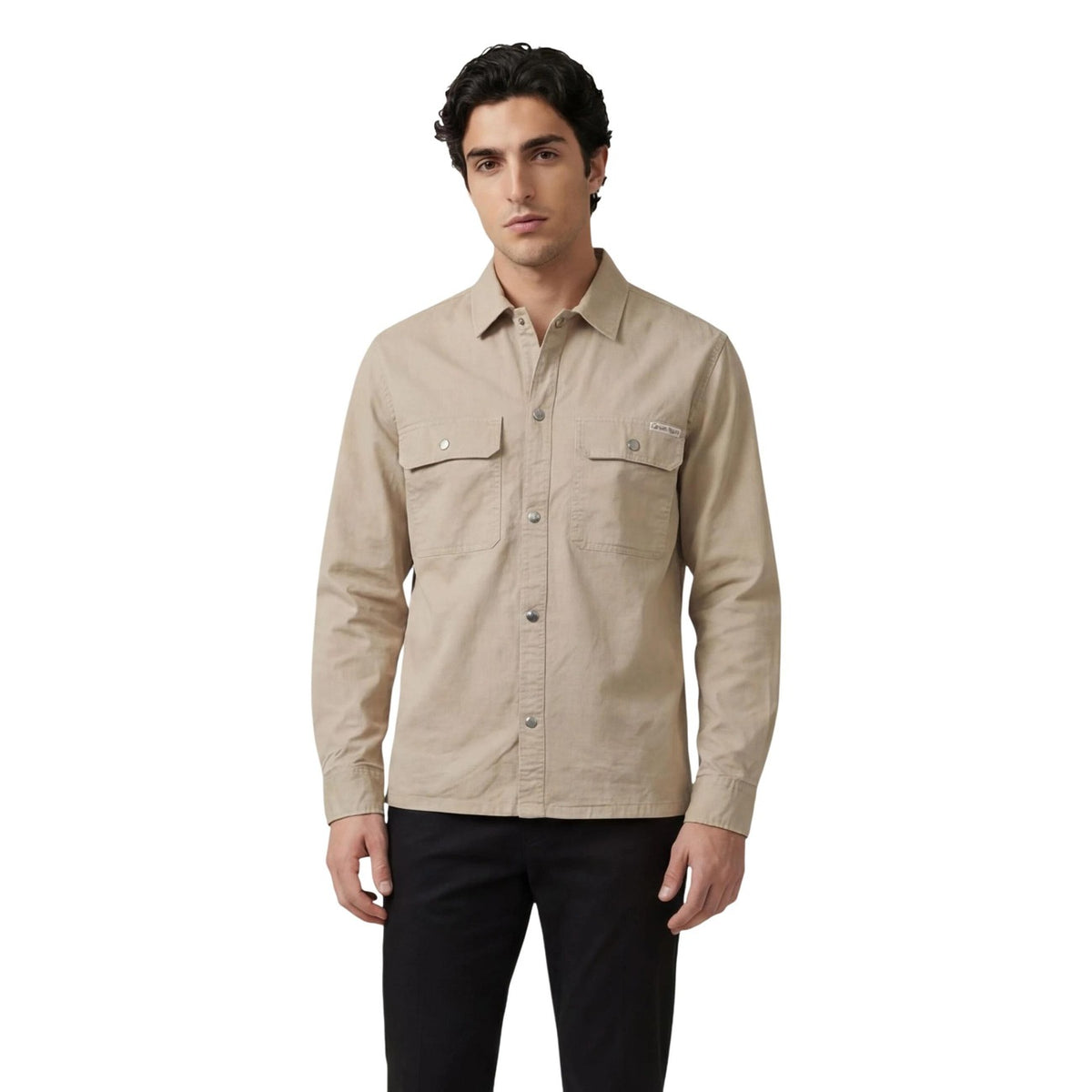 Camicia beige Calvin Klein Jeans, cotone ed elastan, tasche con patta e bottoni in metallo; camicia a maniche lunghe nera dalla vestibilità sagomata e stile premium. Vista frontale