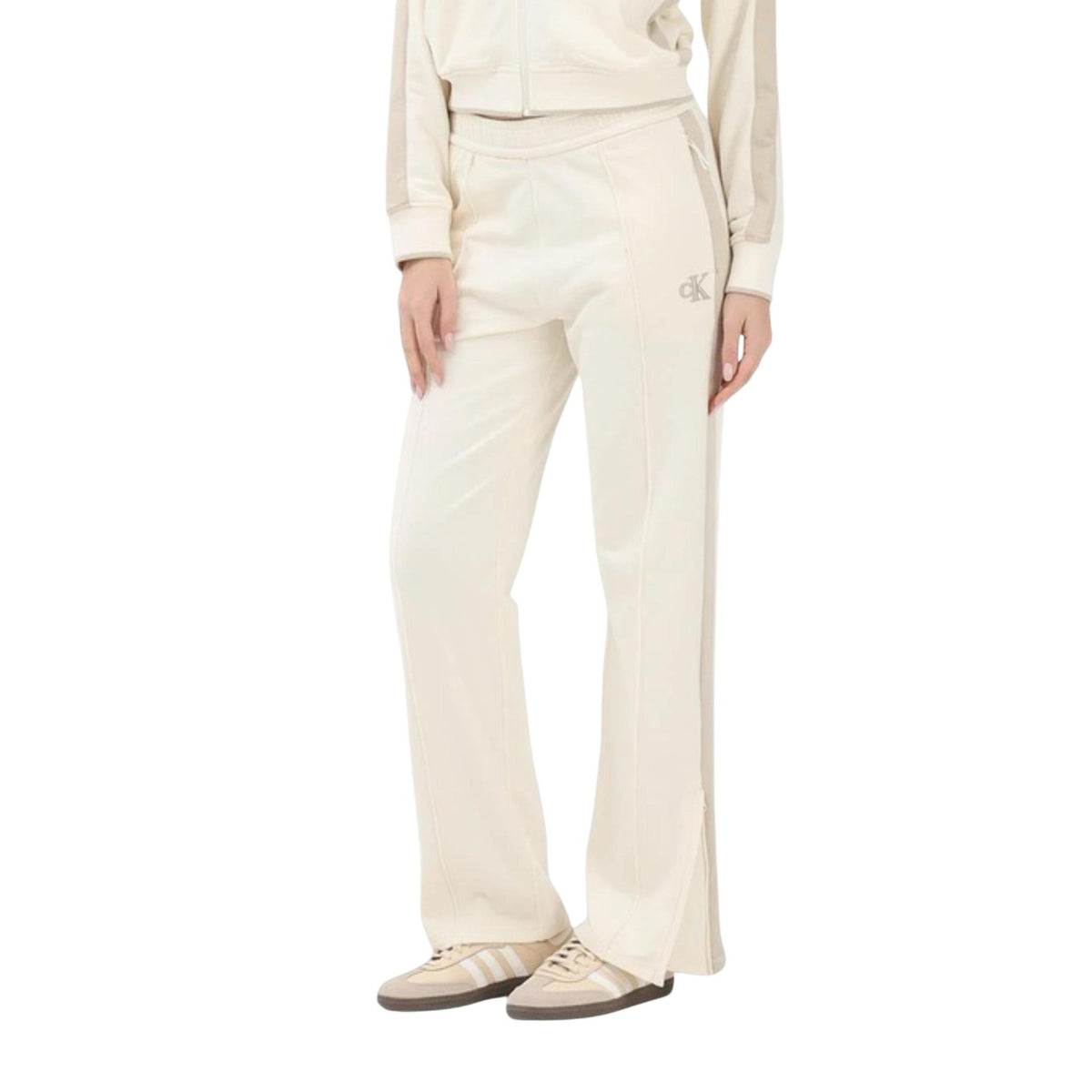 Calvin Klein Jeans Sporty Pant; pantaloni sportivi panna beige con spacchi sull'orlo, vita elastica, tessuto stretch (68% cotone). Stile iconico e comfort superiore. Vista frontale