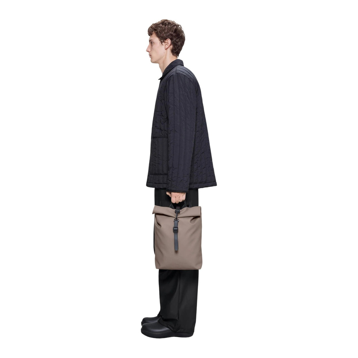 Zaino Rains Rolltop Rucksack Mini Cinder grigio 13330. Zainetto impermeabile per bici e città con chiusura rolltop a moschettone, scomparto imbottito e schienale traspirante, zaino casual idrorepellente per la pioggia.