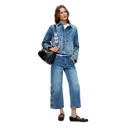 Jeans Desigual donna modello DENIM_BRIDGE. Pantaloni in denim blu lavato stile culotte a gamba larga con ricami a fiori colorati, realizzati in cotone sostenibile BCI leggermente elasticizzato, stile casual e boho-chic per la collezione autunno inverno.