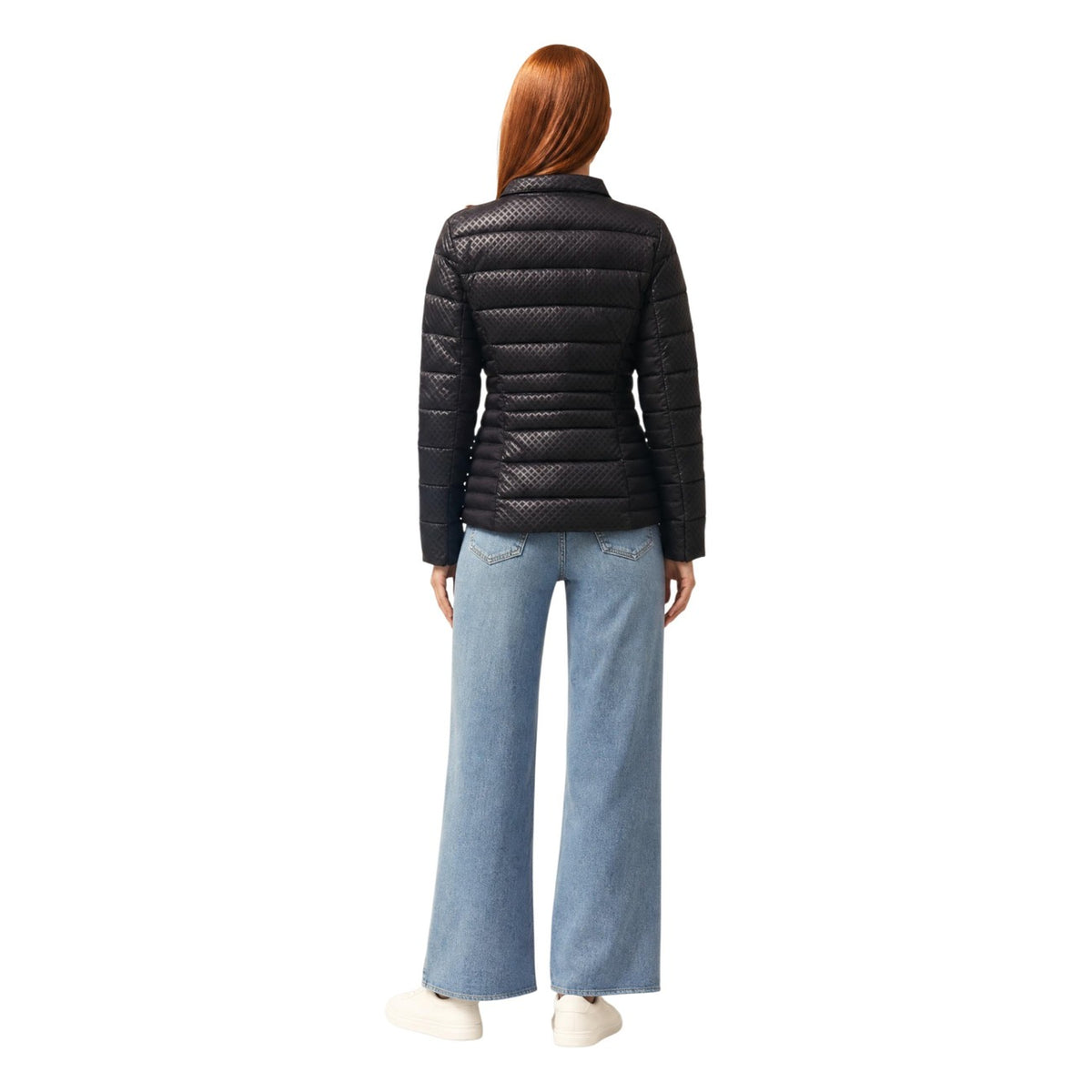 Piumino Pesante Nero Donna Guess New Vona; Tessuto 100% poliestere trapuntato con motivo geometrico embossato. Chiusura con zip, tasche laterali e logo sulla manica, stile casual invernale. Vista posteriore intera