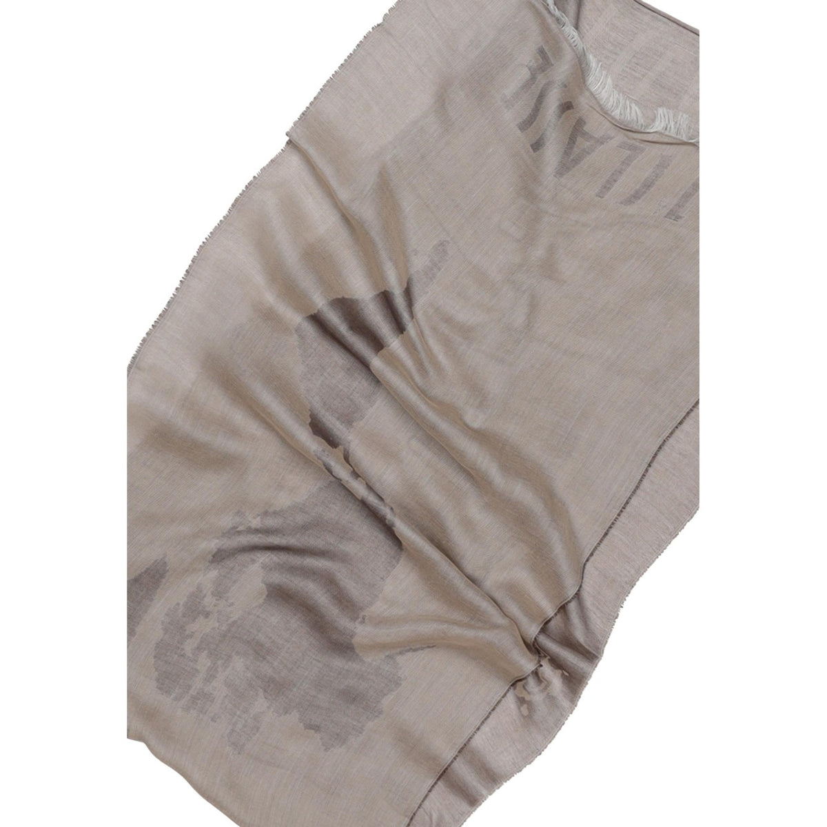 Alviero Martini S647 1848; sciarpa modal e cotone con mappa Geo in rilievo e logo ricamato. L'accessorio iconico e versatile per un'eleganza senza tempo. Colore marrone. Vista frontale Dettaglio logo