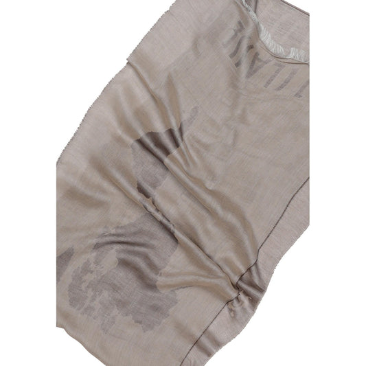 Alviero Martini S647 1848; sciarpa modal e cotone con mappa Geo in rilievo e logo ricamato. L'accessorio iconico e versatile per un'eleganza senza tempo. Colore marrone. Vista frontale Dettaglio logo