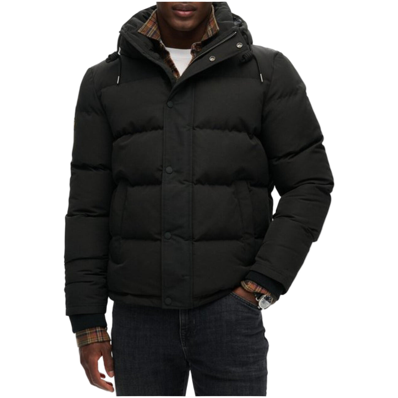 Superdry Everest Short Puffer; 100% materiali riciclati, trattamento idrorepellente, cappuccio imbottito. Calore estremo e vestibilità perfetta per l'inverno. Vista frontale colore nero