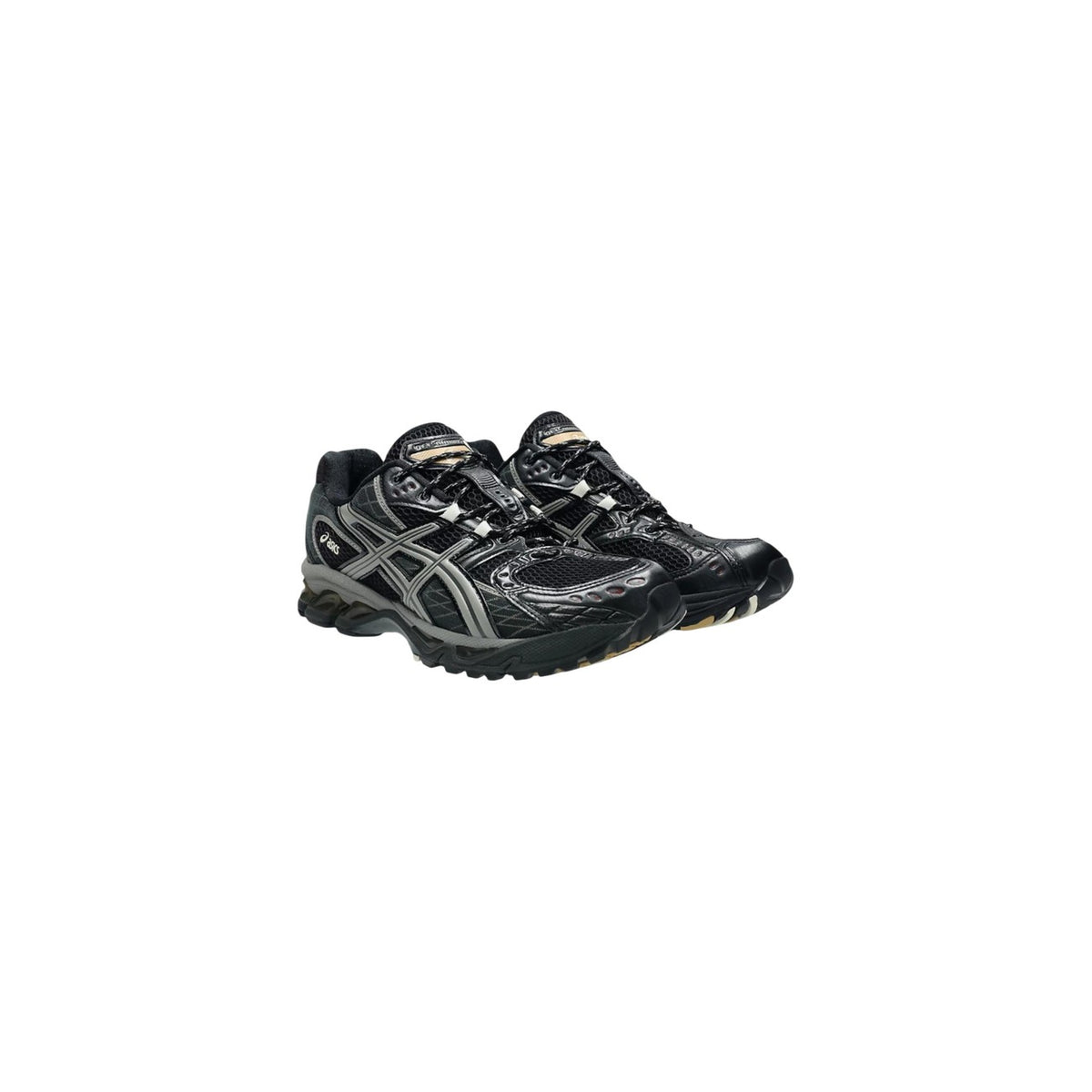 Sneaker Asics GEL-NIMBUS 10.1 stile running anni 2000 con tecnologia GEL e sistema TRUSSTIC. Scarpa sportiva ammortizzata da uomo e donna in mesh traspirante stile urban gorpcore e streetwear. Black/Clay Grey. Frontale