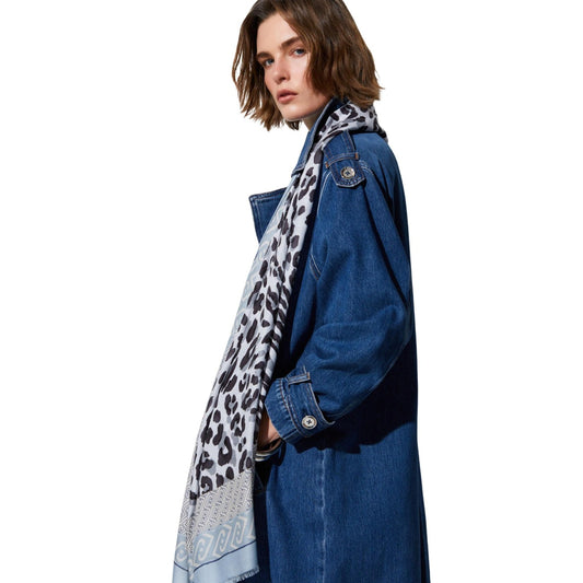 Stola Liu Jo Animalier; 100% modal, misure 90x180 cm. Stampa monogram e animalier, logo ricamato, finitura soft-touch. Leggera, traspirante e di tendenza. Indossata da modella