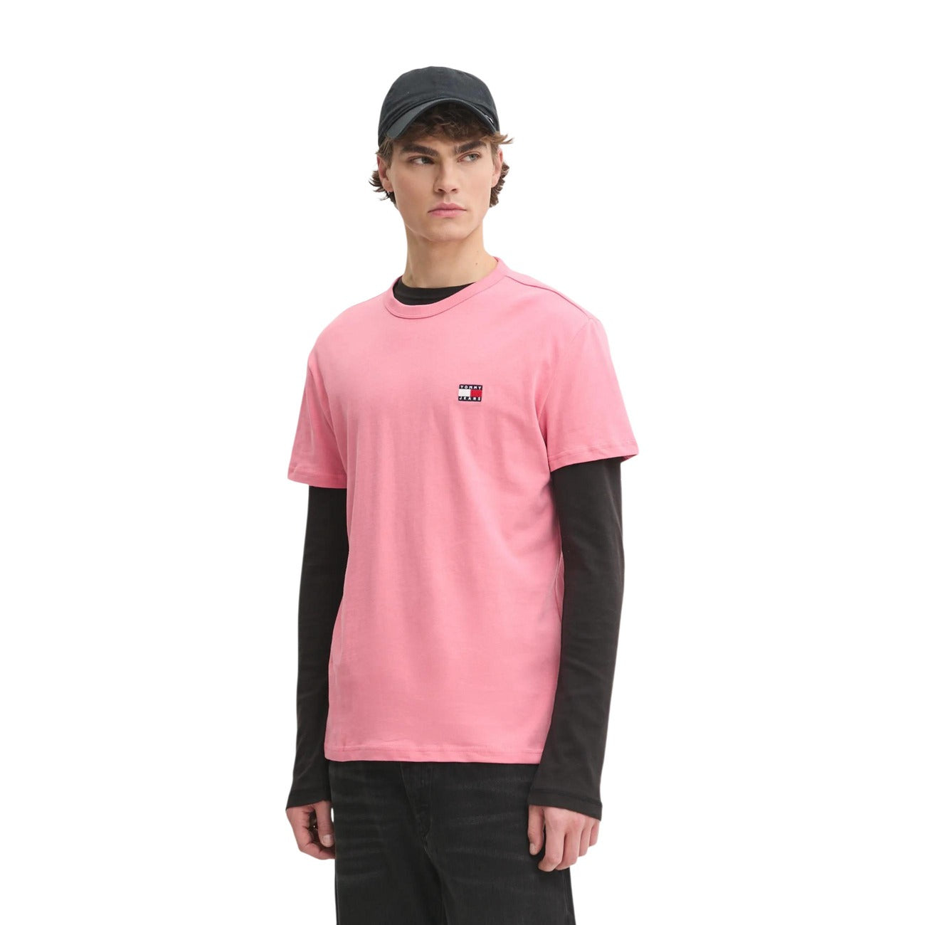 T-shirt Rosa Tommy Jeans; Logo Badge Ricamato. 100% Cotone Rigenerato. Regular fit, girocollo classico, ecosostenibile. Il basic premium ideale per ogni outfit.