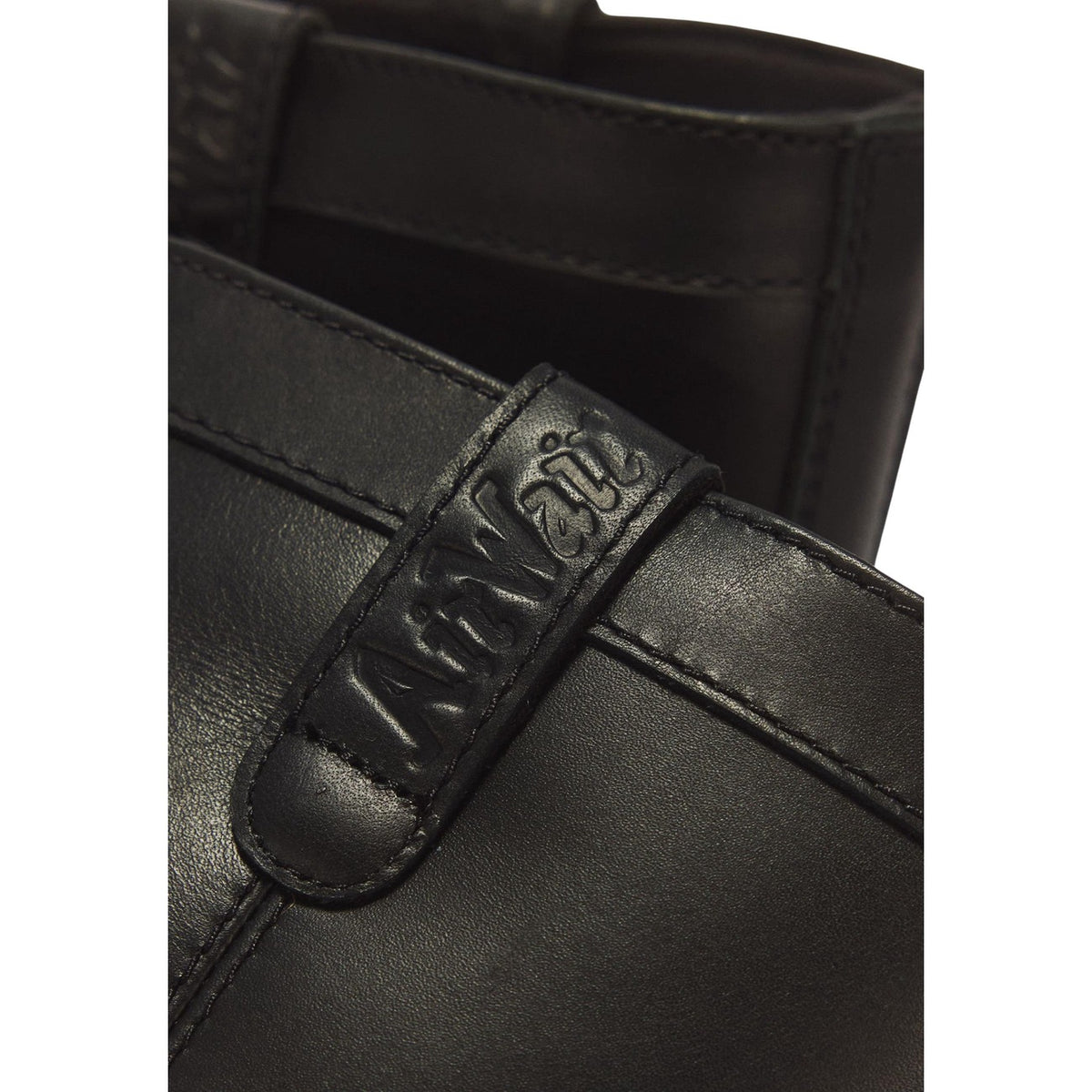 Stivali neri donna Dr Martens Anistone Pull On Wanama 43165001. Stivaletti biker calzata rapida in pelle nera satinata con fibbie decorative, tacco largo 4 cm, tiranti logati e cucitura gialla.