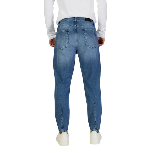 Jeans Baggy Antony Morato; Blu. 100% Cotone. Taglio corto alla caviglia, vestibilità ampia, stile 5 tasche. Denim versatile 4 stagioni, look urban-chic. Posteriore