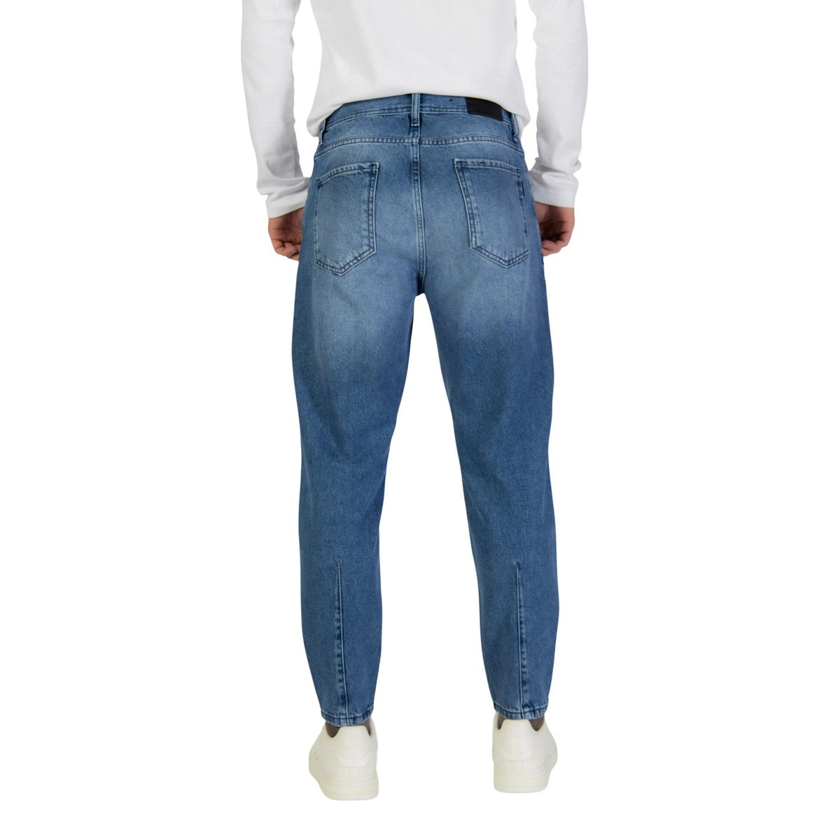 Jeans Baggy Antony Morato; Blu. 100% Cotone. Taglio corto alla caviglia, vestibilità ampia, stile 5 tasche. Denim versatile 4 stagioni, look urban-chic. Posteriore