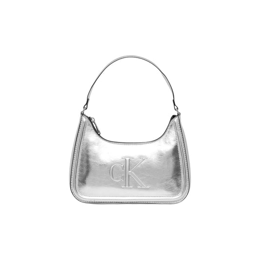 Borsa a spalla Calvin Klein Bold CK; Colore Argento Metallico. 100% Poliuretano, chiusura a zip, interno foderato con porta carte. Design capiente e futuristico. Vista frontale