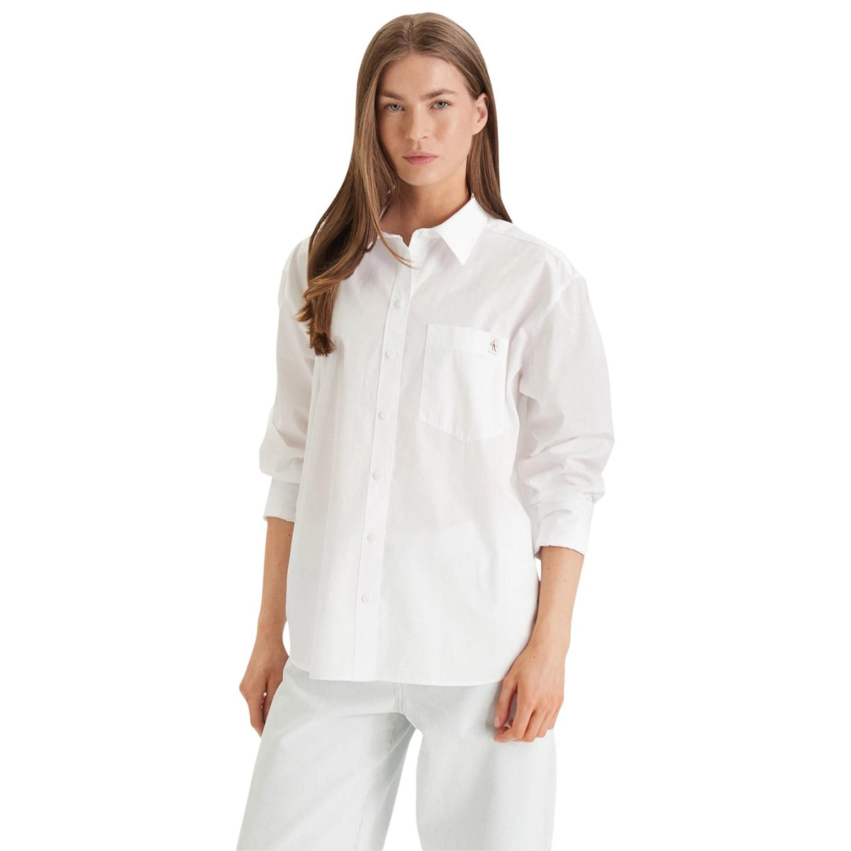 Calvin Klein Jeans LV047F147G; 100% cotone, taglio rilassato, taschino logato. La camicia in denim essenziale per un guardaroba senza tempo. Colore bianco. Vista frontale