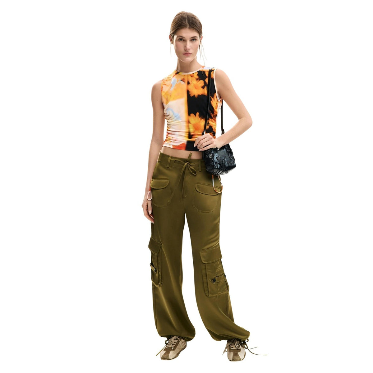 Canotta Floreale SS26; slim fit, lacci laterali regolabili, girocollo, tessuto stretch. La canotta dinamica che modella la tua figura. Vista frontale