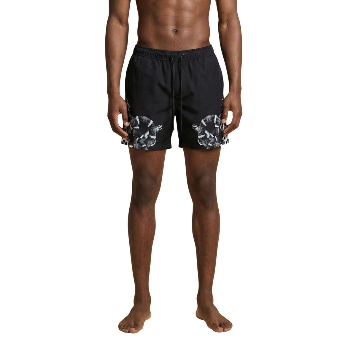 Boxer Mare County of Milan; 100% poliestere, stampa serpente, coulisse in vita, fit medio-corto. Il costume iconico per un look audace Vista frontale