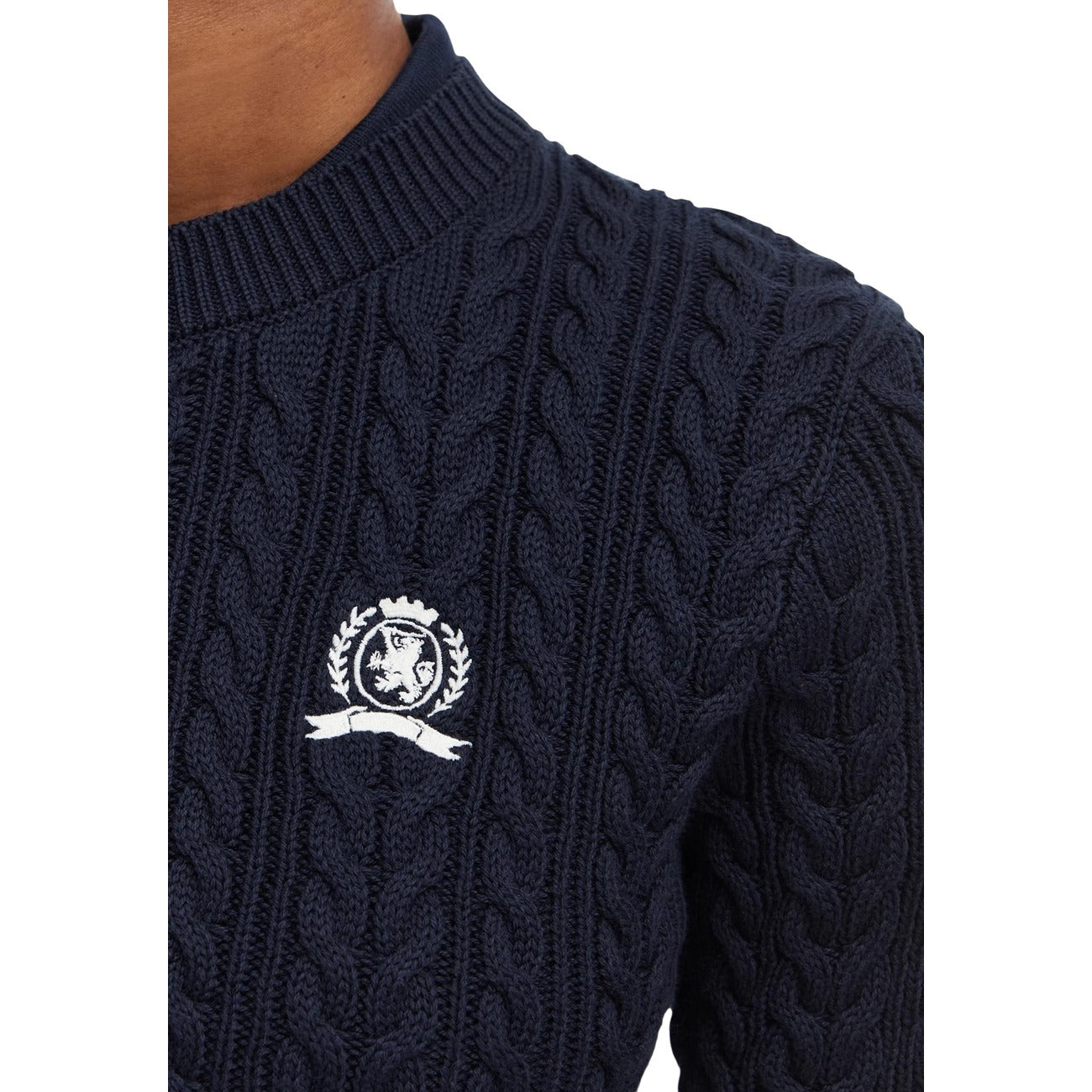 Maglione Polo Donna Blu Tommy Hilfiger Jeans; Maglia pesante cropped a trecce in cotone rigenerato. Colletto stile polo, maniche lunghe, dettagli tricolore sui bordi a coste e logo ricamato. Stile casual raffinato.