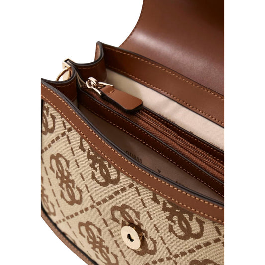 Borsa Tracolla Beige Marrone Donna Guess Audrey Logo; Struttura rigida in 100% poliestere logato con patta frontale e maxi logo G metallico. Interno diviso con zip, tracolla rimovibile, stile elegante 4 stagioni.