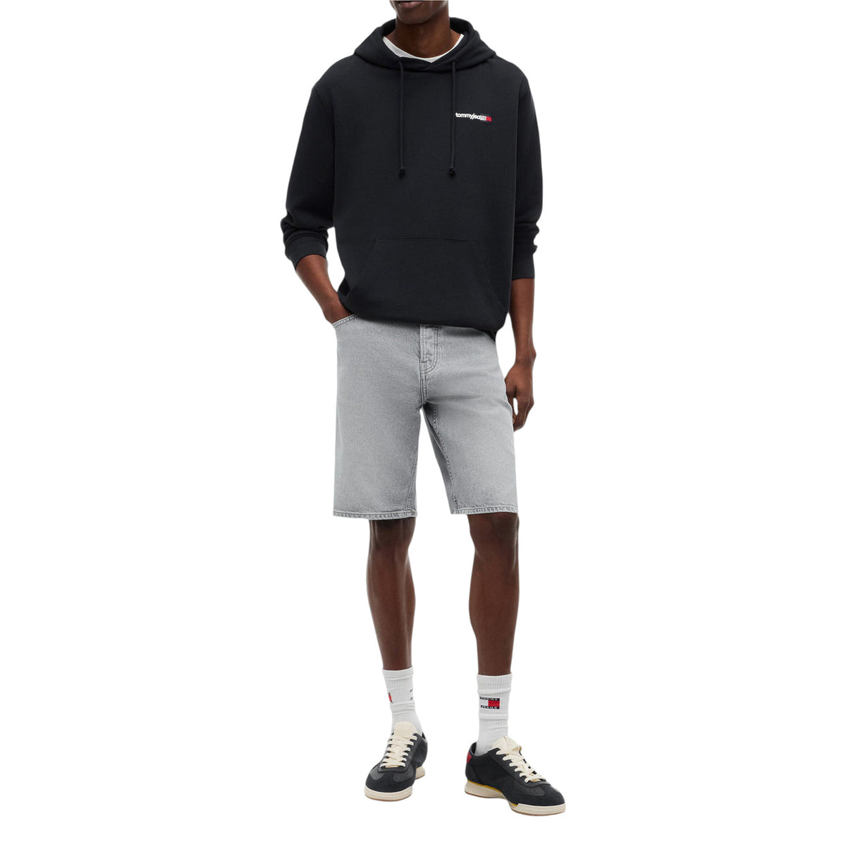 Felpa Tommy Hilfiger Jeans uomo nera con cappuccio DM0DM23393. Felpa sostenibile in cotone rigenerato con tasca a marsupio frontale, coulisse e logo Tommy Jeans sul petto, abbigliamento casual uomo mezza stagione