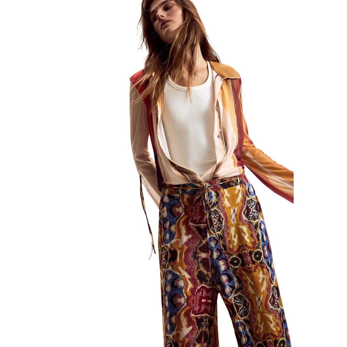 Pantalone modello Palazzo realizzato in tessuto fluido con stampa in stile etnico disegnato da Mr. Christian Lacroix
Con banda elastica in vita tessuto fluido