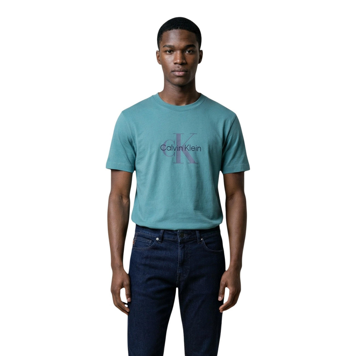 T-shirt Calvin Klein Jeans SS HERO MONOLOGO TEE uomo verde acqua con stampa maniche corte scollo tondo - vista frontale indossata da modello