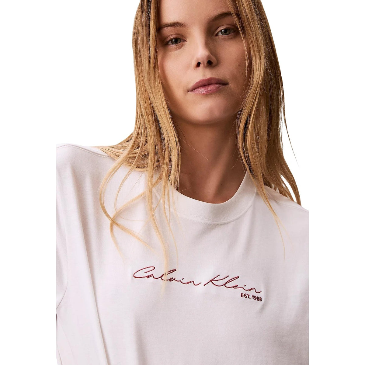 T-shirt CK Jeans Relaxed; 100% cotone, taglio squadrato, maniche corte. Scritta logo sul petto, vestibilità ampia, stile casual contemporaneo. Colore bianco vista frontale dettaglio scritta