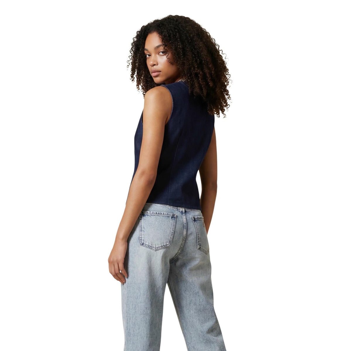 Gilet Only Onlashby in denim stretch, chiusura con bottoni e linea sagomata; capo versatile in cotone e poliestere, perfetto per outfit casual-chic e layering. Vista posteriore