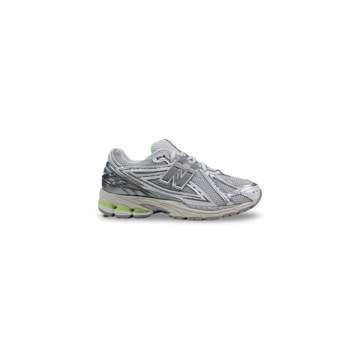New Balance 1906R Argento/Fluo; mesh tecnico, ammortizzazione N-ergy, Stability Web. La sneaker running "dad-core" di tendenza per un look unisex dinamico.