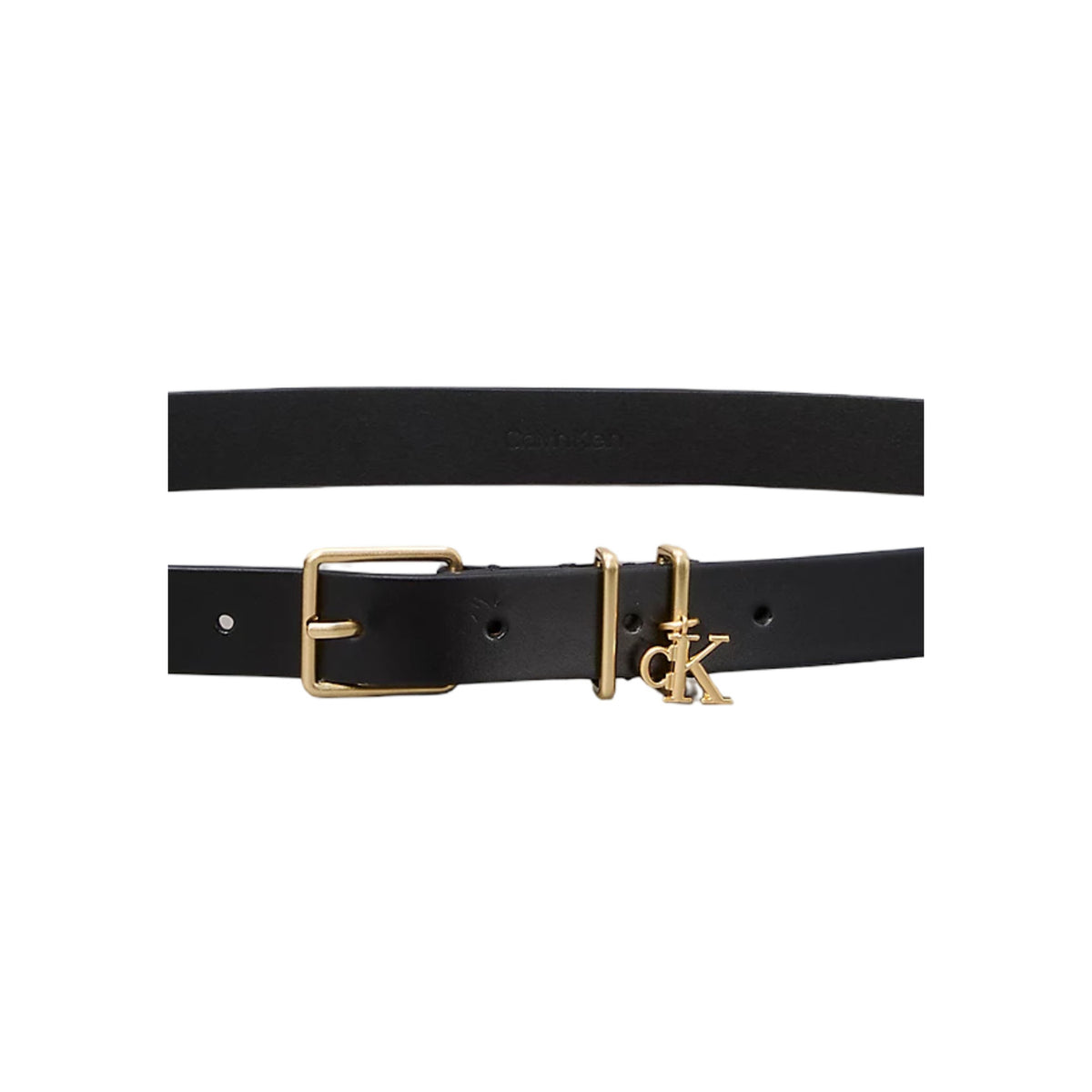 Cintura Sottile Pelle Calvin Klein Charm; Nero. 100% Vera pelle, fibbia e passanti dorati con charm monogramma CK. Larghezza sottile, stile sofisticato e moderno per ogni stagione. Vista logo