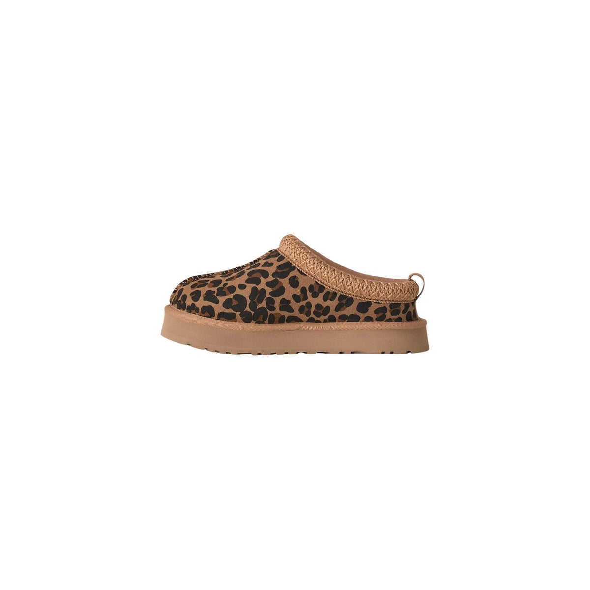 Ciabatte UGG bambina leopardate marroni 1183570K. Sabot bassi animalier in camoscio maculato con plateau in EVA da canna da zucchero, bordo ricamato UGGbraid e soffice interno in lana UGGplush.
