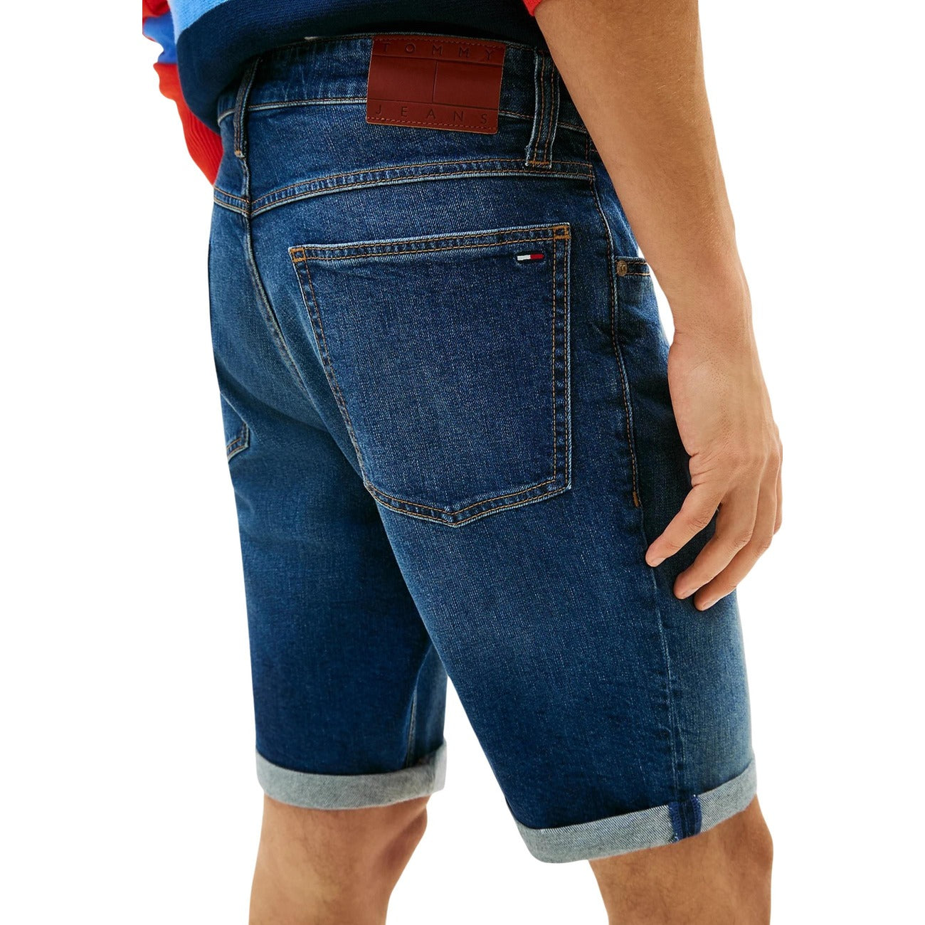 Shorts Tommy Jeans Ronnie Slim; 99% Cotone. Denim 13,12 oz, scoloriture fronte-retro, fit aderente. Pantaloncini uomo robusti, stretch e iconici per la PE26. Vista posteriore