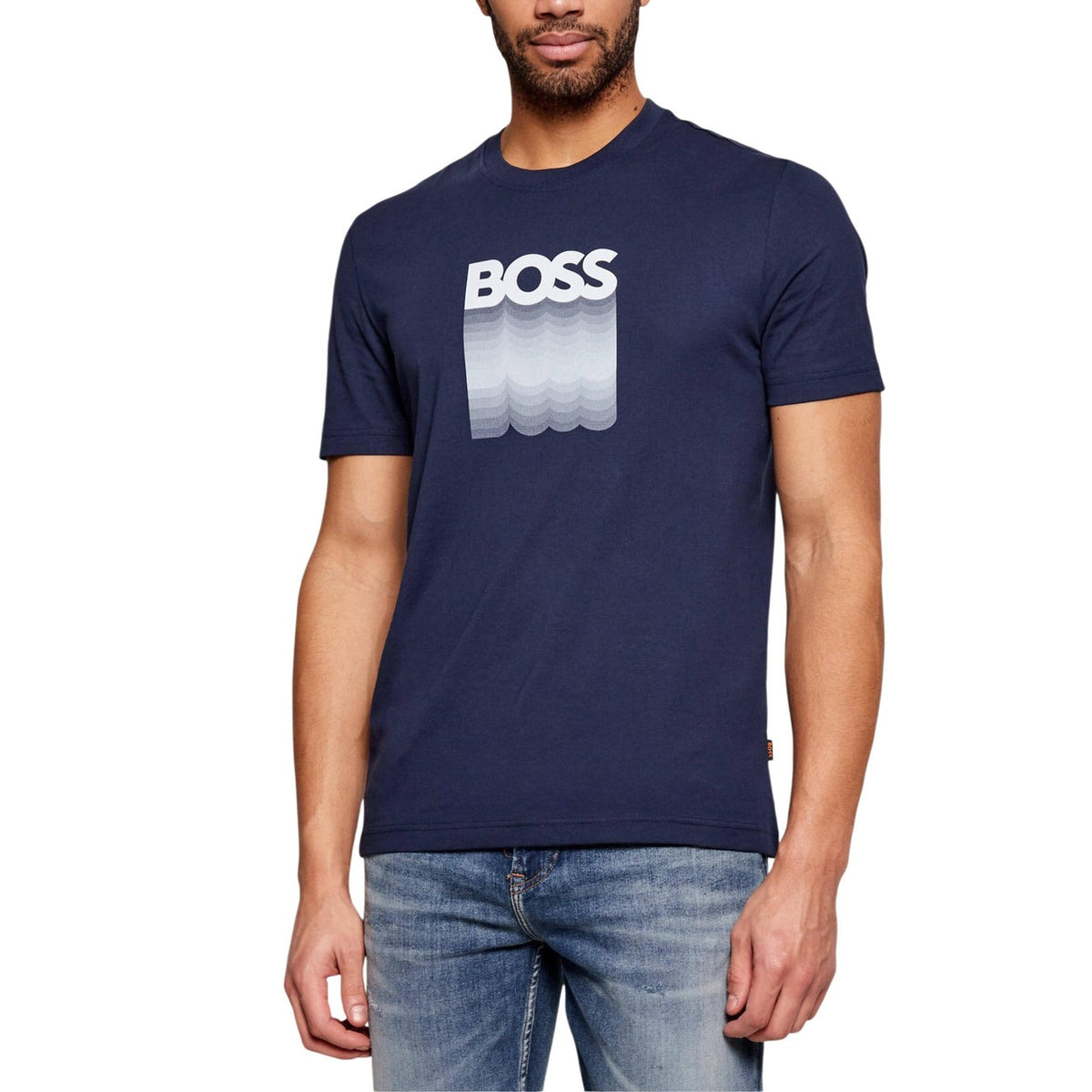 T-shirt Boss uomo blu con stampa manica corta scollo tondo 100% cotone - vista frontale indossata da modello