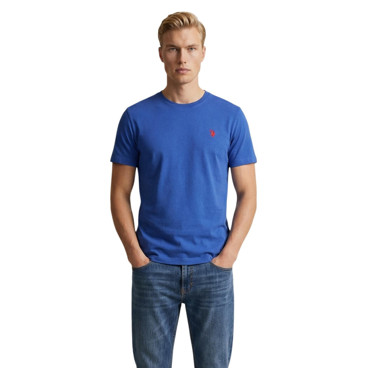 T-shirt U.S. Polo Assn. Mick-Basic; 100% cotone. Girocollo, maniche corte, logo ricamato. Maglia maschile naturale, traspirante e resistente. Colore blu chiaro