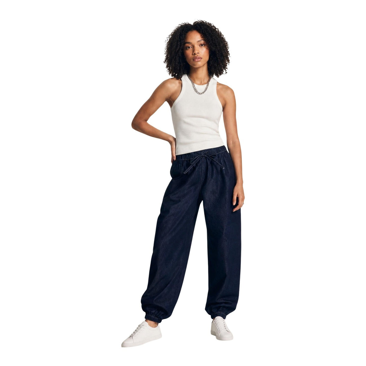 Jeans Jacqueline de Yong donna blu modello JDYSANSA MW Genie Pant. Pantaloni in denim stile jogger e baggy larghi con elastico e cordoncino in vita e caviglie elasticizzate, stile casual, moderno e streetwear.