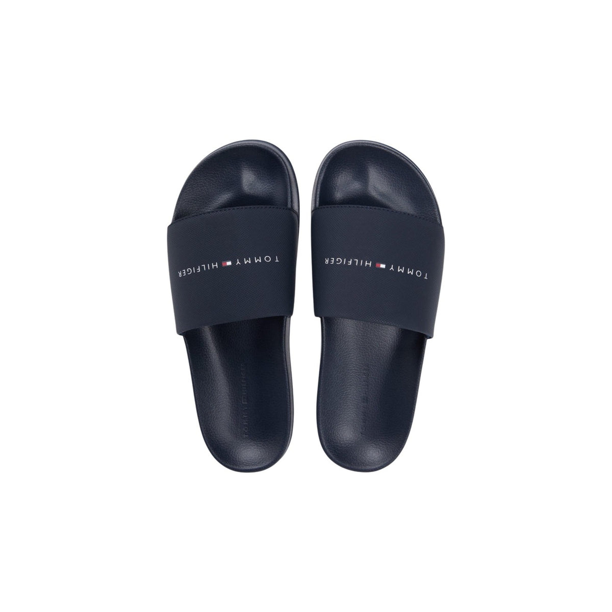 Ciabatte Blu Tommy Hilfiger; Mix Poliuretano/Poliestere. Fascia logata, plantare anatomico, leggere e resistenti. L'essenziale iconico per il mare e la città. Dall’alto