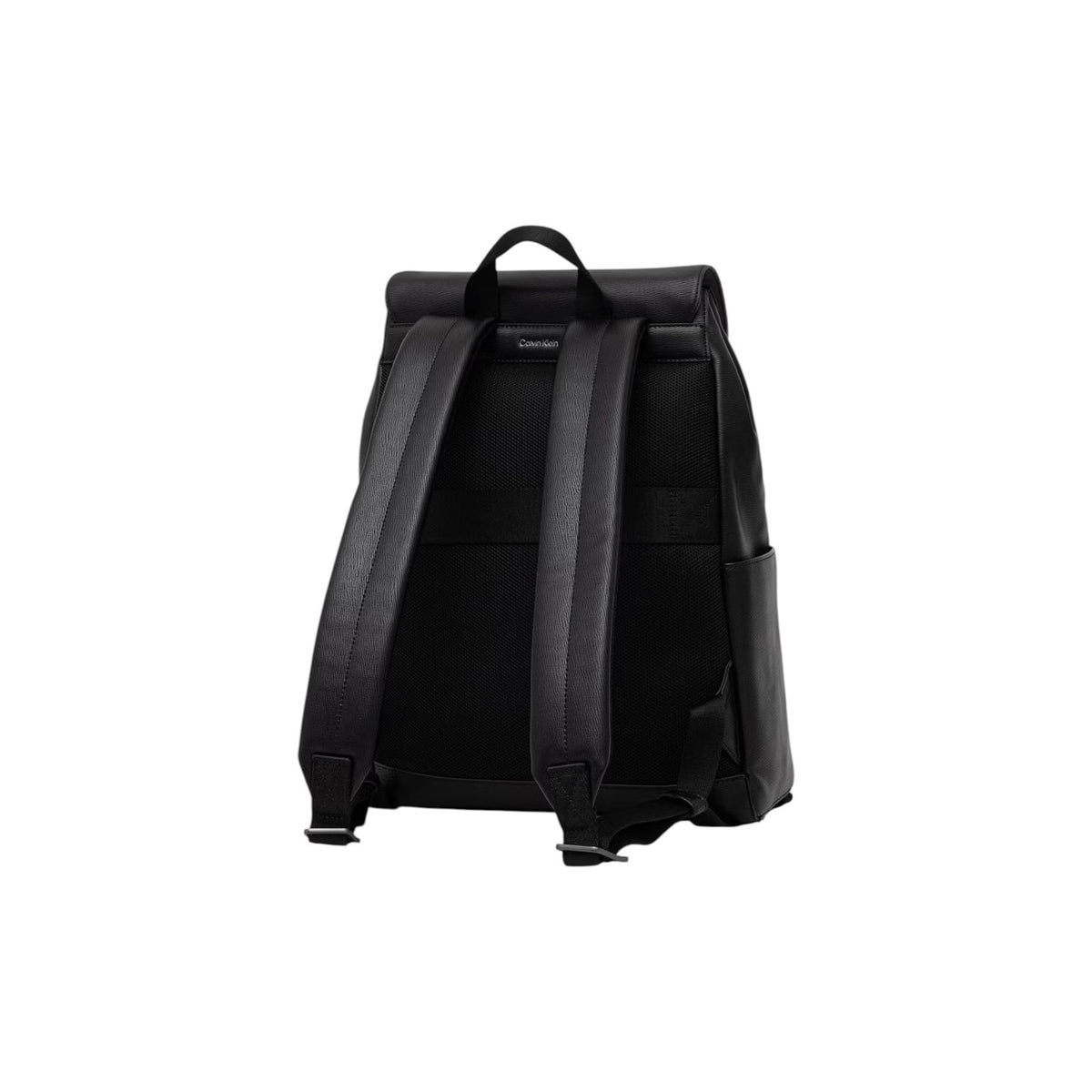 Zaino Flap Calvin Klein Emblem; Nero. 100% Poliuretano, chiusura a pattina con cerniera, tasca frontale zippata, schienale tecnico traspirante. Dimensioni generose (29x42 cm), stile minimal-urbano 4 stagioni. Posteriore