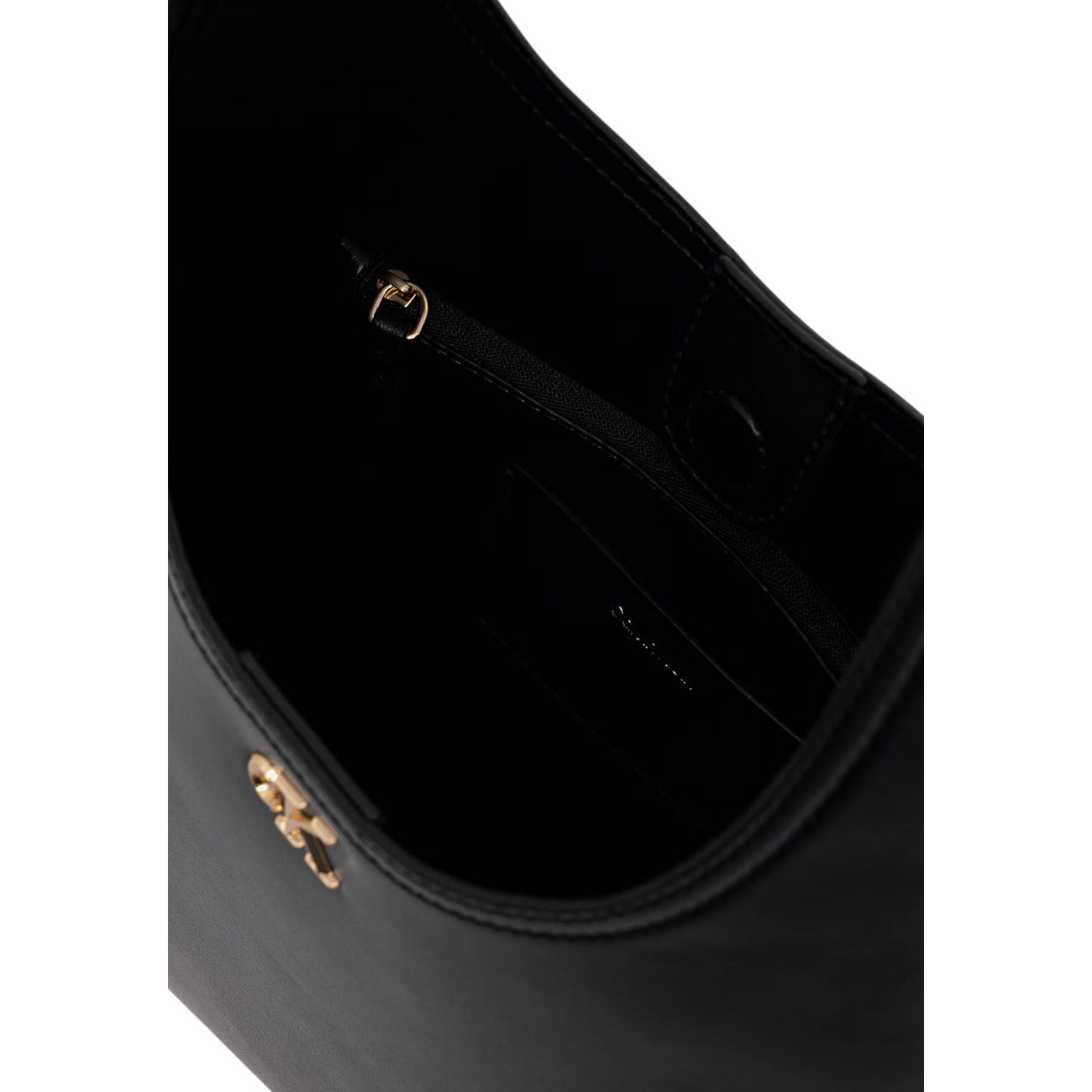 Borsa a Spalla Donna Calvin Klein; Nero. 51% Poliestere riciclato con finitura liscia, chiusura zippata, tracolla regolabile, tasca posteriore e logo metallico oro. Misure slanciate (35x32,5 cm), stile minimalista 4 stagioni. Vista aperta