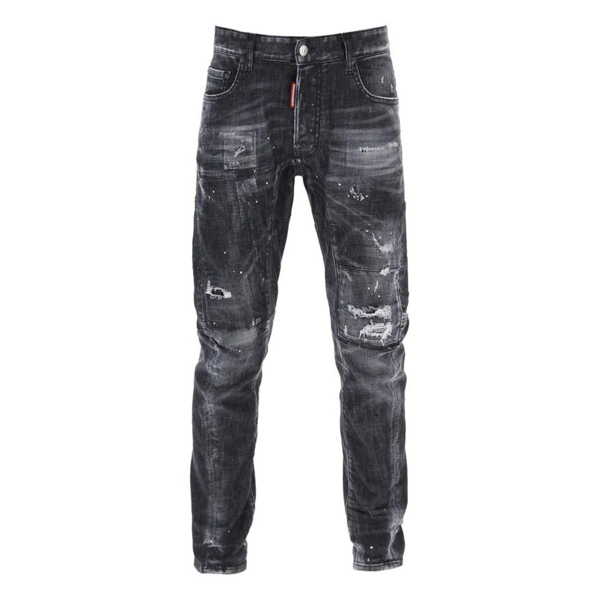 Jeans Dsquared2 Skater Fit; Black Wash Distressed. Dettagli con vernice, rammendi e patch rossa iconica. Taglio affusolato, denim di alta gamma, stile urban-premium. Vista frontale