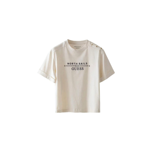 -shirt Guess donna bianca modello W6GI03 K2657. Maglietta a maniche corte girocollo in cotone stretch bianco con logo Guess ricamato sul petto e bottoni metallici stile marinaro sulla spalla, t-shirt estiva casual chic.