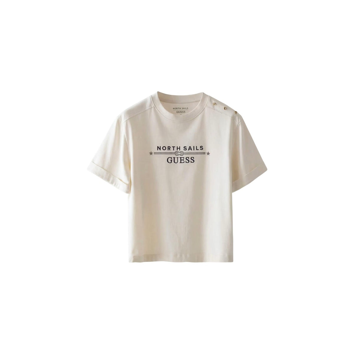 -shirt Guess donna bianca modello W6GI03 K2657. Maglietta a maniche corte girocollo in cotone stretch bianco con logo Guess ricamato sul petto e bottoni metallici stile marinaro sulla spalla, t-shirt estiva casual chic.