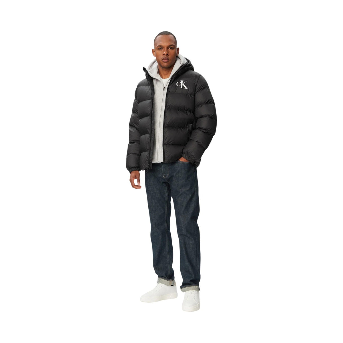 Piumino Calvin Klein uomo nero LV04RG513G. Giambotto pesante invernale in ecopiuma e nylon riciclato con logo CK, cappuccio, tasche con cerniera e vestibilità regolare normal fit.