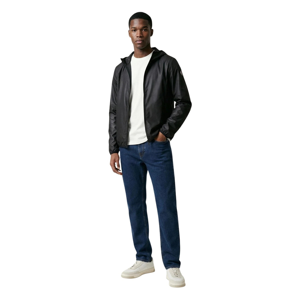 Giacca Colmar Originals nero uomo 1861N 6WV. Giambotto leggero da uomo nero elasticizzato e antivento con cappuccio fisso, chiusura zip, tasche laterali e logo Colmar sulla manica, giacca da mezza stagione casual e sportiva.