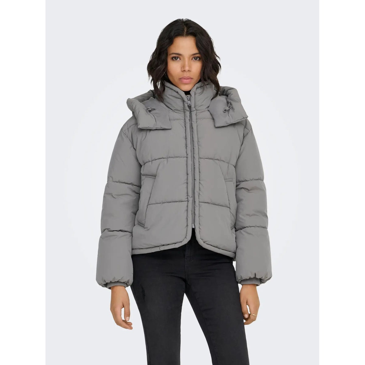 Piumino corto donna Only – Giacca invernale con cappuccio e zip 15366705.