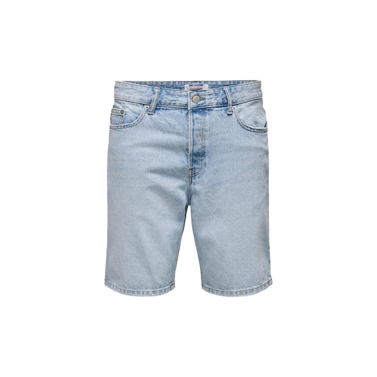 Bermuda Only & Sons Onsedge 2041; 20% cotone riciclato. Denim Tai slavato, cinque tasche, vita media. Shorts uomo resistenti, freschi e dalla vestibilità regolare per ogni giorno. Vista frontale
