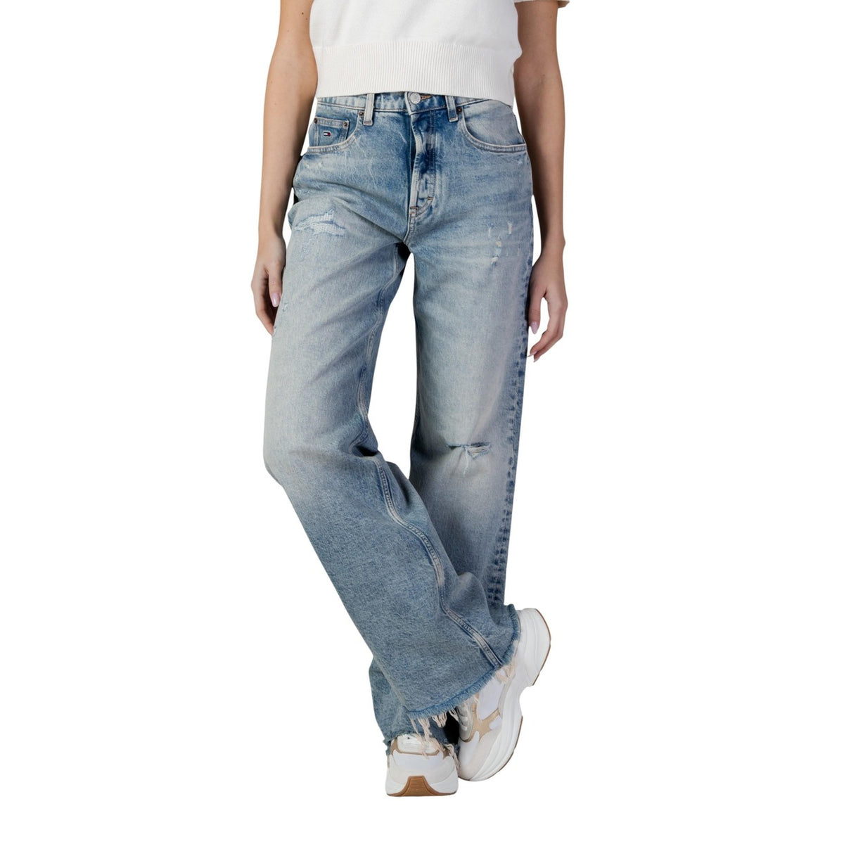 Tommy Hilfiger Jeans Flare; denim eco-friendly in cotone rigenerato, taglio a zampa con vita regolare. Stile iconico, comfort stretch e finitura vintage autentica. Vista frontale