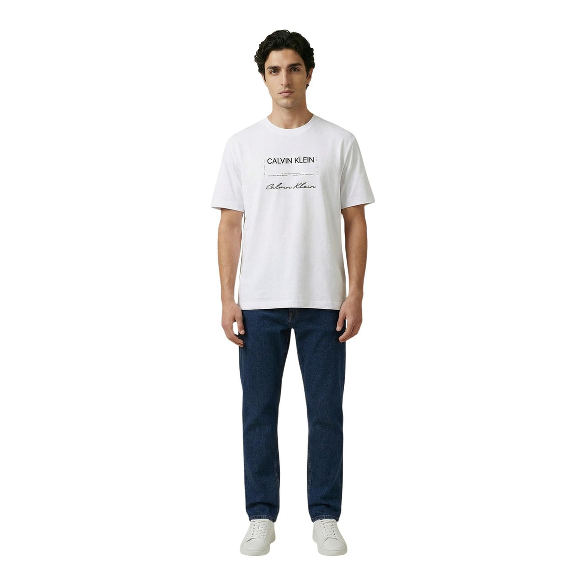 T-shirt CK Jeans LV04RE827G; 100% cotone, regular fit, logo iconico stampato. Maniche corte, scollo tondo, massima traspirabilità. Stile casual dinamico e versatile. Colore bianco vista frontale Figura intera