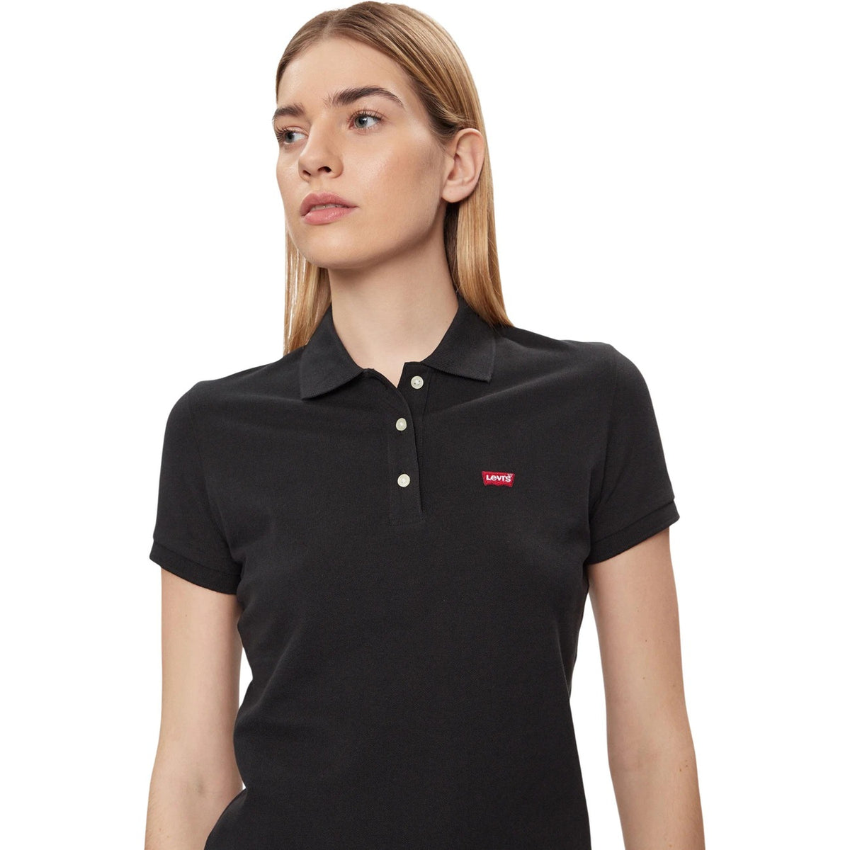 Polo Levi's donna nera modello 52599-0046. Maglietta a maniche corte tipo polo in tessuto stretch nero con colletto classico, scollatura a due bottoni e logo ricamato sul davanti, stile casual chic e preppy.